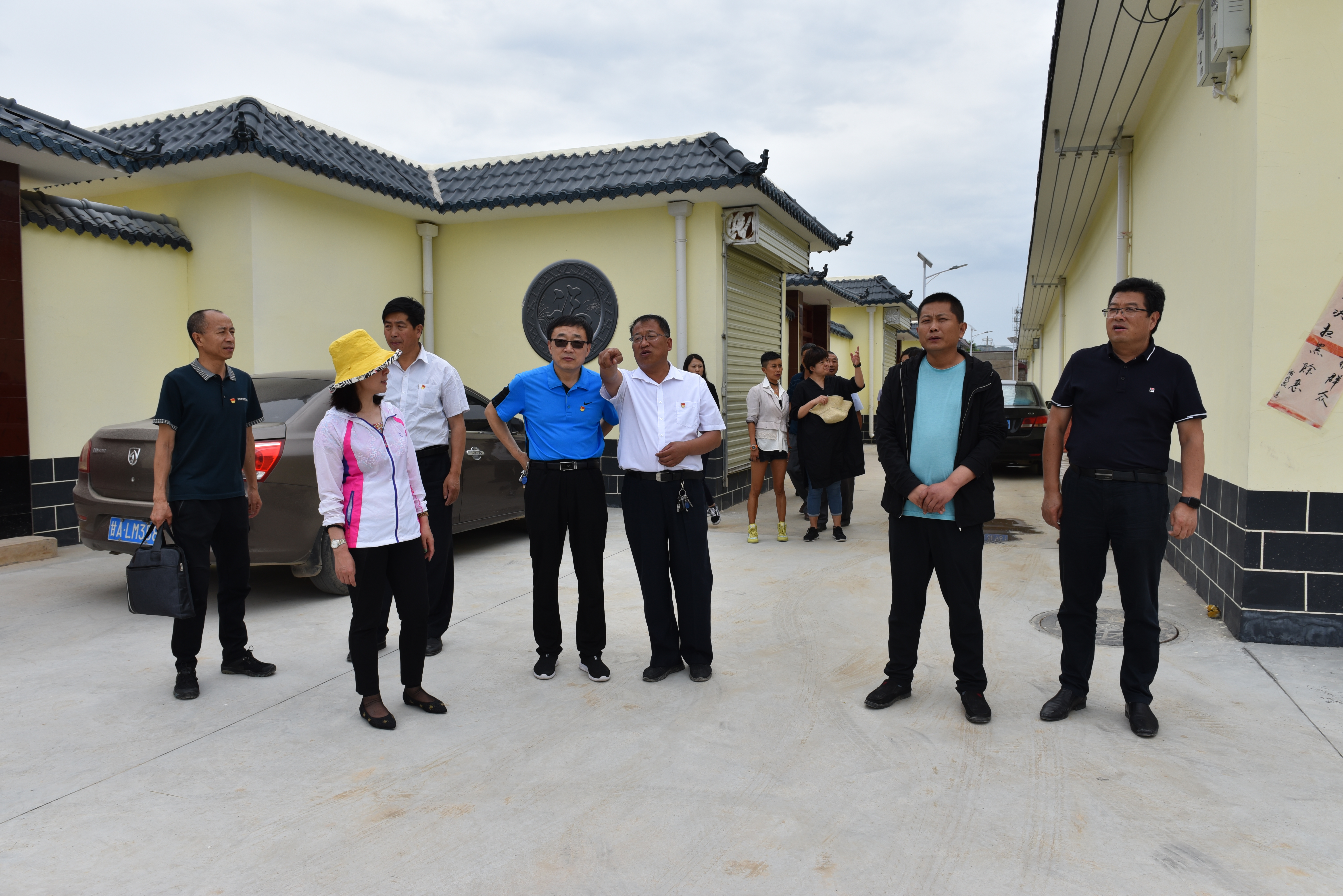 校工会党支部与夏官营镇郝家湾村党支部开展手拉手互联共建活动